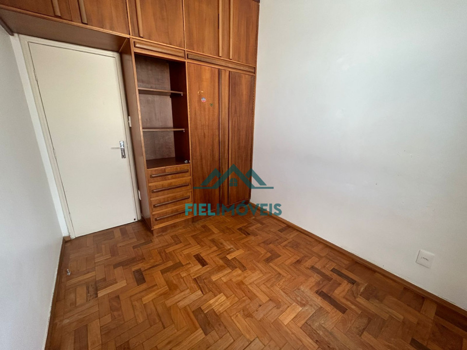 Apartamento espaçoso na ilha, com; suíte (com hidromassagem), 2 quartos (com armários), sala 2 ambientes, cozinha, 2 banheiros, area de serviço,