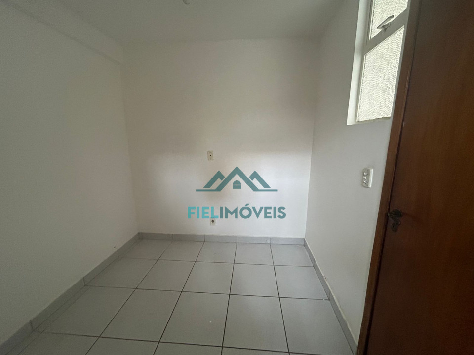 APARTAMENTO ESPAÇOSO NA AVENIDA BRASIL COM EXCELENTE LOCALIZAÇÃO