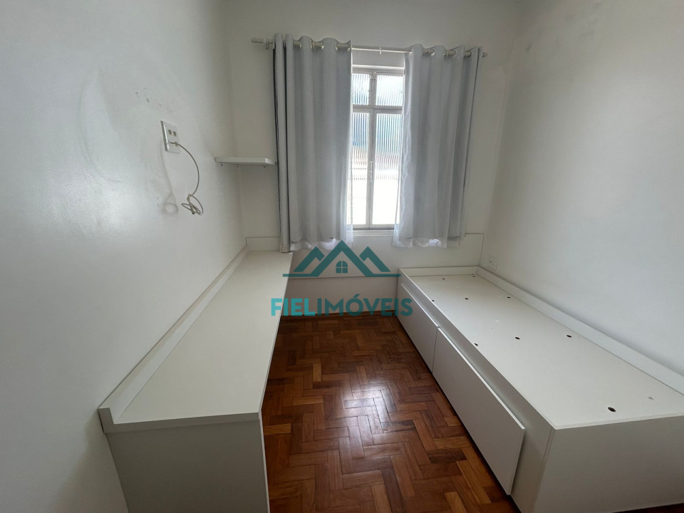 Apartamento espaçoso na ilha, com; suíte (com hidromassagem), 2 quartos (com armários), sala 2 ambientes, cozinha, 2 banheiros, area de serviço,