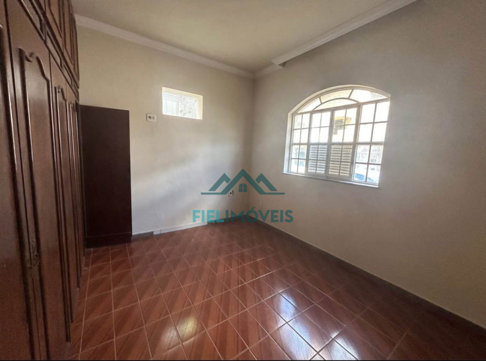 APARTAMENTO TÉRREO COM 4 QUARTOS (1 SUITE).