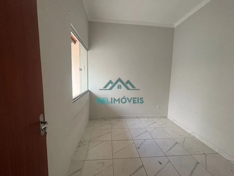 CASA COM 3 QUARTOS E AREA NO FUNDO