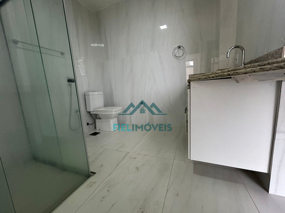 APARTAMENTO ESPAÇOSO NA AVENIDA BRASIL COM EXCELENTE LOCALIZAÇÃO