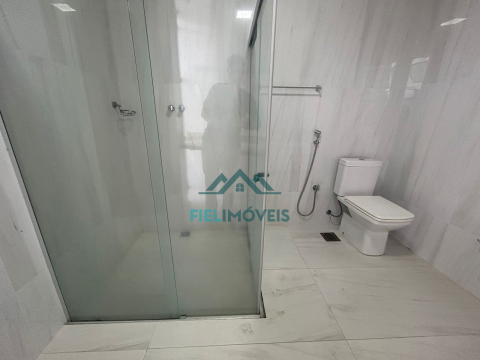 APARTAMENTO ESPAÇOSO NA AVENIDA BRASIL COM EXCELENTE LOCALIZAÇÃO