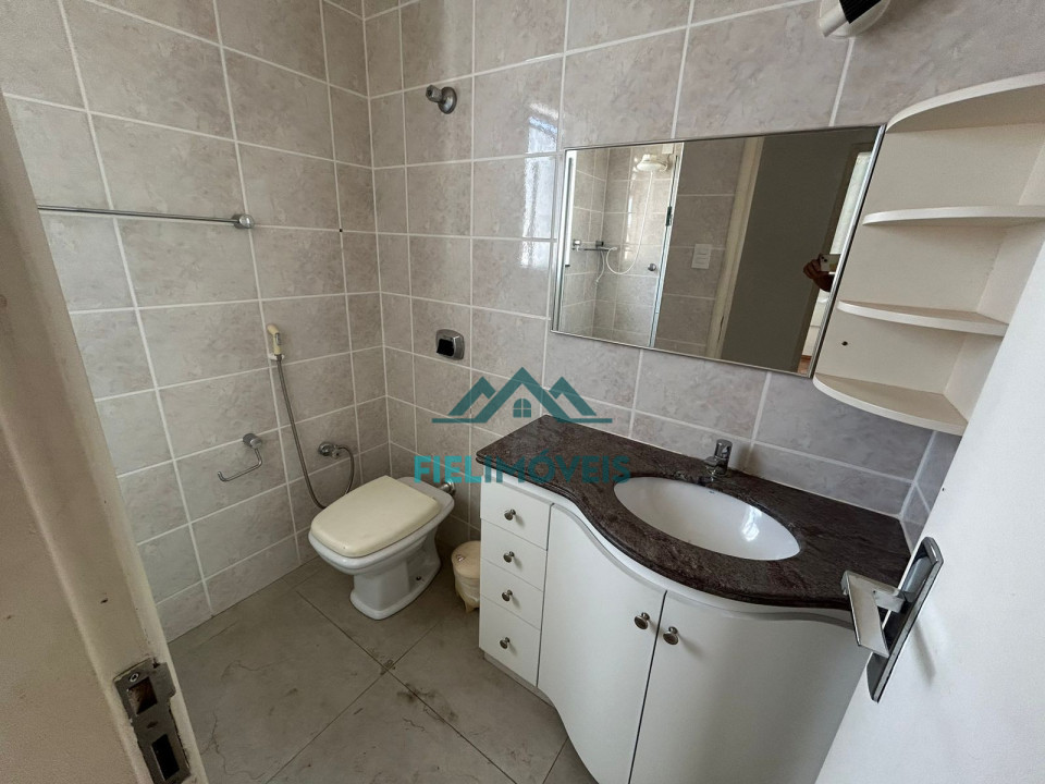 Apartamento espaçoso na ilha, com; suíte (com hidromassagem), 2 quartos (com armários), sala 2 ambientes, cozinha, 2 banheiros, area de serviço,