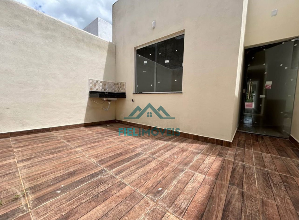 CASA ESPAÇOSA COM 3 QUARTOS E AREA NOS FUNOS