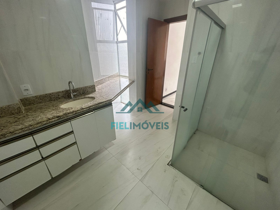 APARTAMENTO ESPAÇOSO NA AVENIDA BRASIL COM EXCELENTE LOCALIZAÇÃO