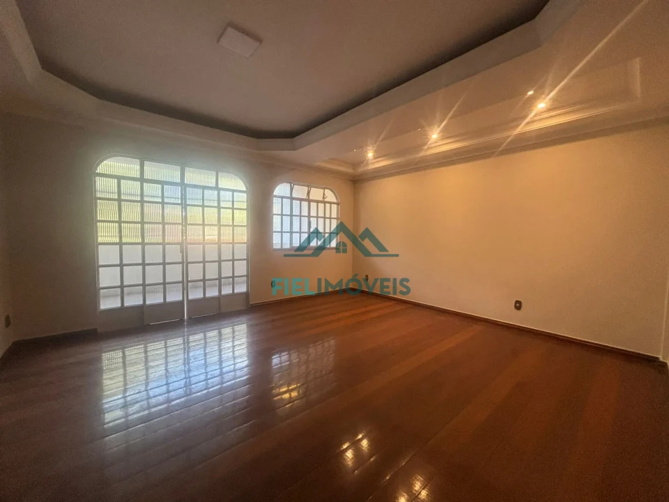 APARTAMENTO ESPAÇOSO NO CENTRO (101)