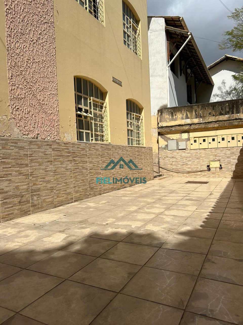 Apartamento espaçoso na ilha, com; suíte (com hidromassagem), 2 quartos (com armários), sala 2 ambientes, cozinha, 2 banheiros, area de serviço,