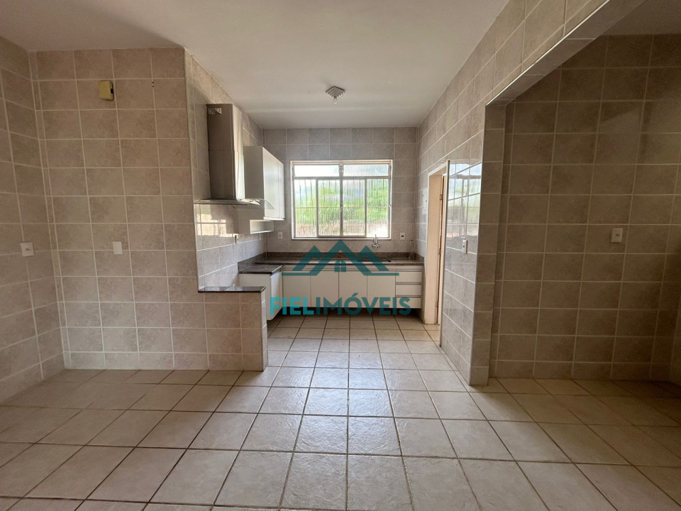 Apartamento espaçoso na ilha, com; suíte (com hidromassagem), 2 quartos (com armários), sala 2 ambientes, cozinha, 2 banheiros, area de serviço,