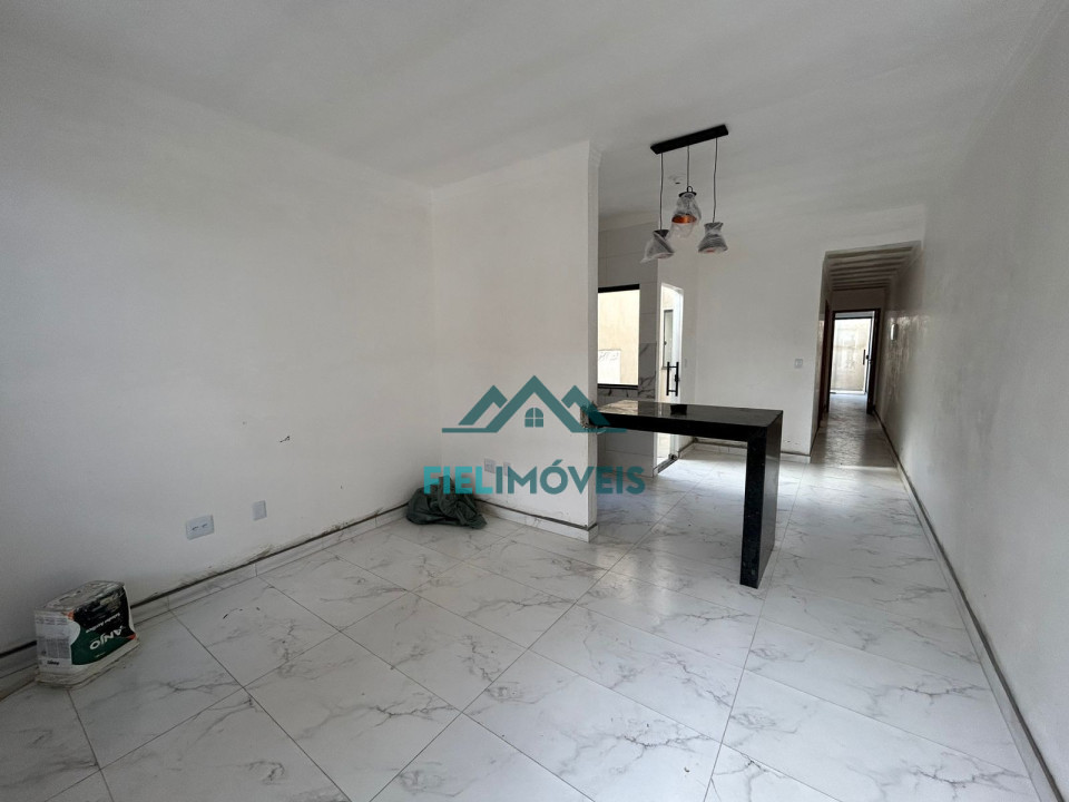 CASA BAIXA COM ÁREA GOUMERT NO INICIO DO JARDIM DO TREVO