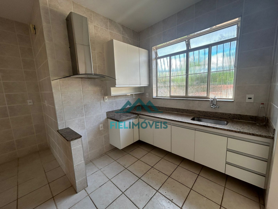 Apartamento espaçoso na ilha, com; suíte (com hidromassagem), 2 quartos (com armários), sala 2 ambientes, cozinha, 2 banheiros, area de serviço,