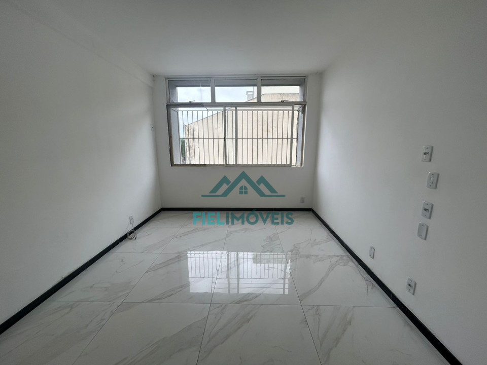 APARTAMENTO ESPAÇOSO NA AVENIDA BRASIL COM EXCELENTE LOCALIZAÇÃO