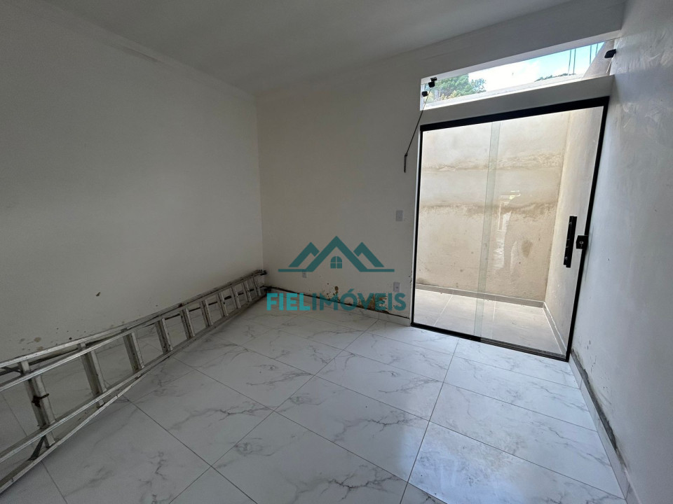 CASA BAIXA COM ÁREA GOUMERT NO INICIO DO JARDIM DO TREVO