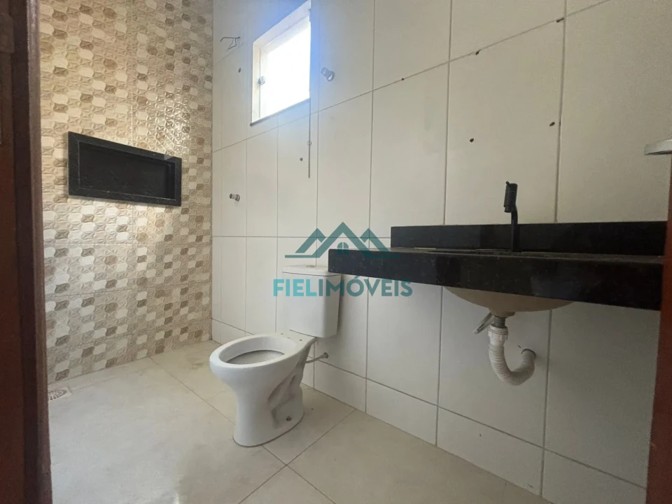 CASA COM 3 QUARTOS E AREA NO FUNDO