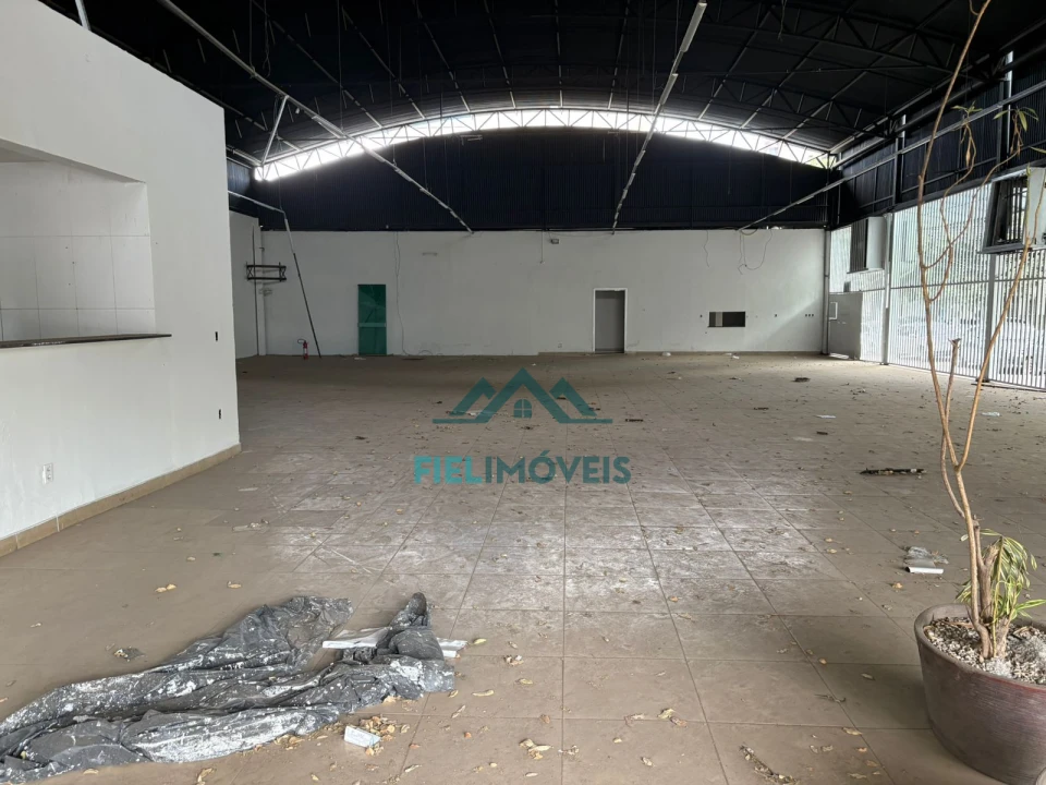 LOJA COM DE ESQUINA COM 1.100 METROS NO CENTRO