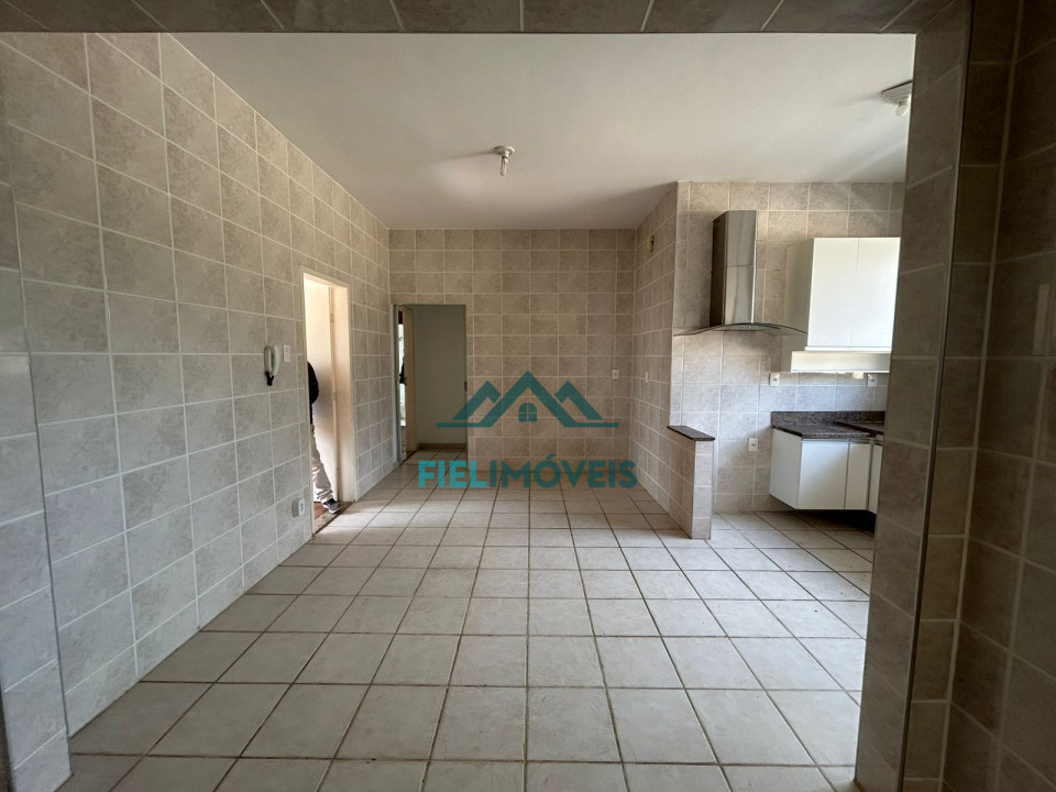 Apartamento espaçoso na ilha, com; suíte (com hidromassagem), 2 quartos (com armários), sala 2 ambientes, cozinha, 2 banheiros, area de serviço,