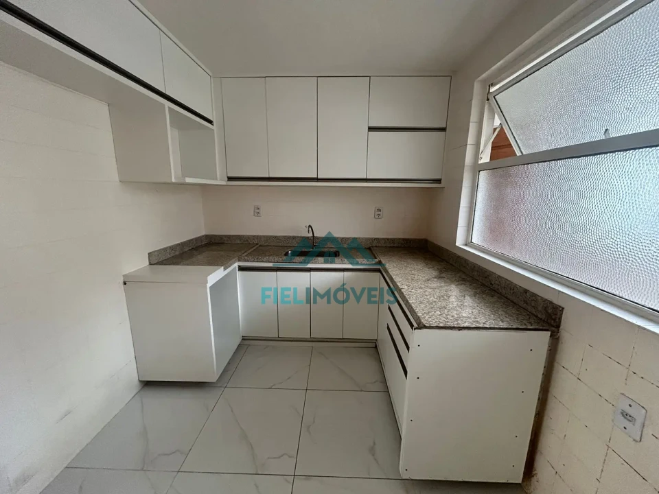 APARTAMENTO ESPAÇOSO NA AVENIDA BRASIL COM EXCELENTE LOCALIZAÇÃO