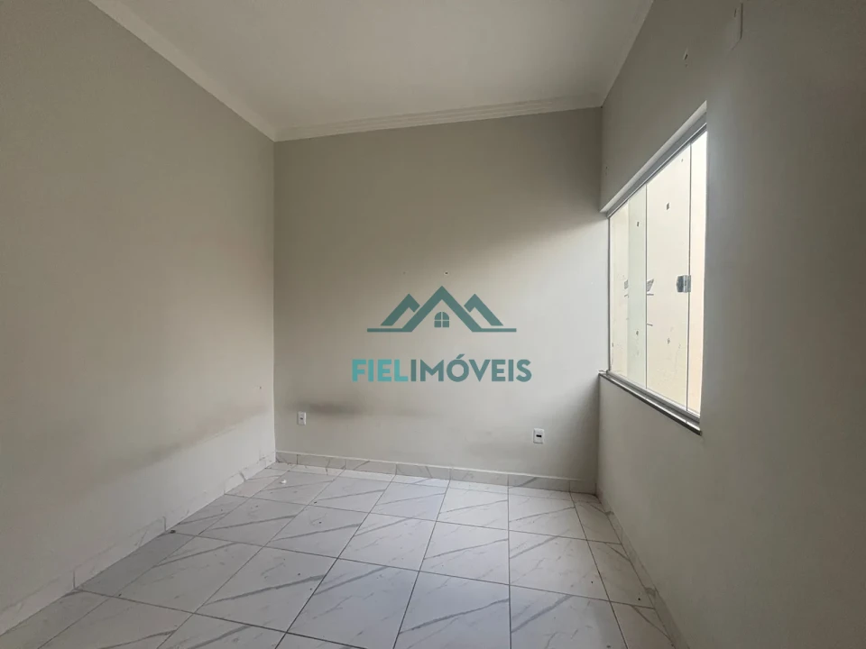 CASA COM 3 QUARTOS E AREA NO FUNDO