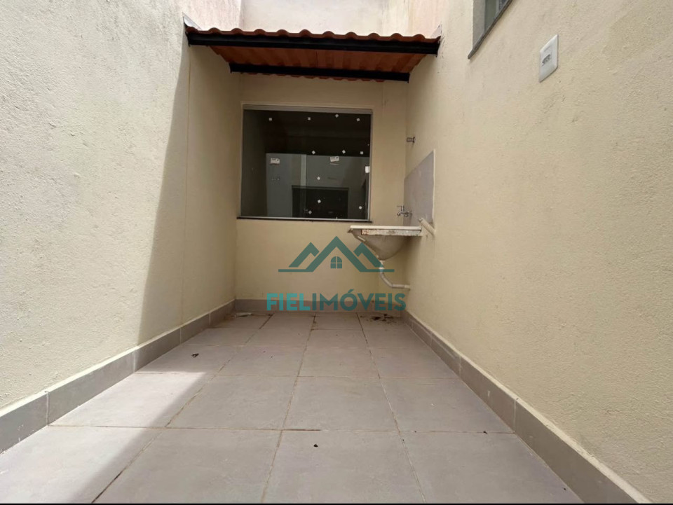 CASA ESPAÇOSA COM 3 QUARTOS E AREA NOS FUNOS