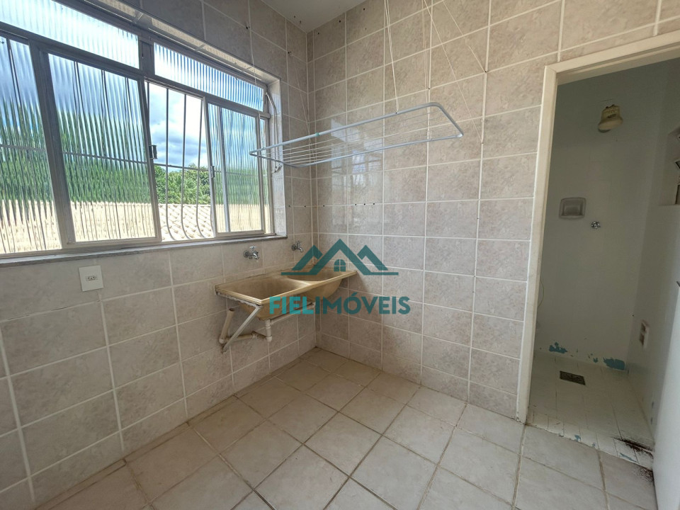 Apartamento espaçoso na ilha, com; suíte (com hidromassagem), 2 quartos (com armários), sala 2 ambientes, cozinha, 2 banheiros, area de serviço,