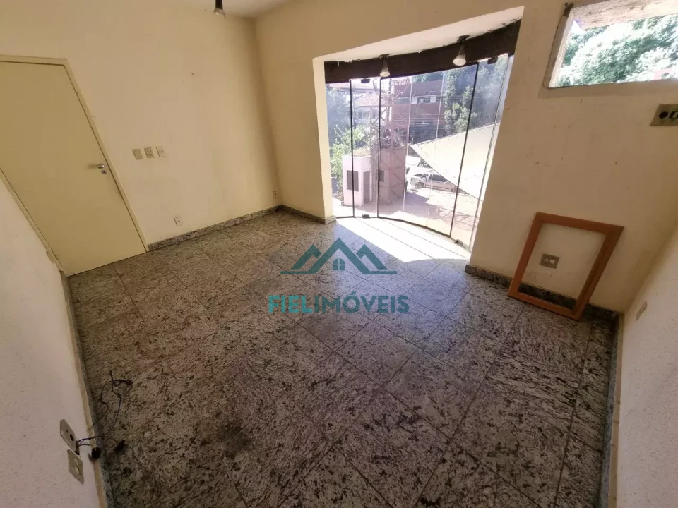 LOJA DE ESQUINA COM 400 MTS NA ILHA