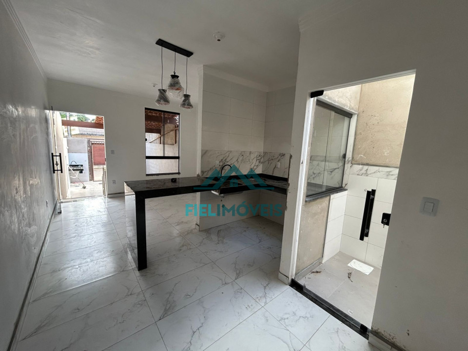 CASA BAIXA COM ÁREA GOUMERT NO INICIO DO JARDIM DO TREVO