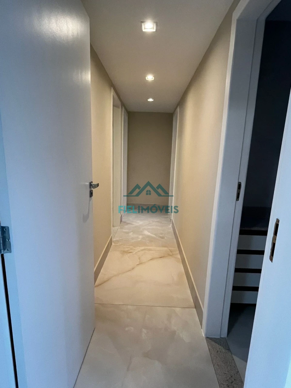 APARTAMENTO DE ALTO PADRÃO DISPONÍVEL NO CENTRO
