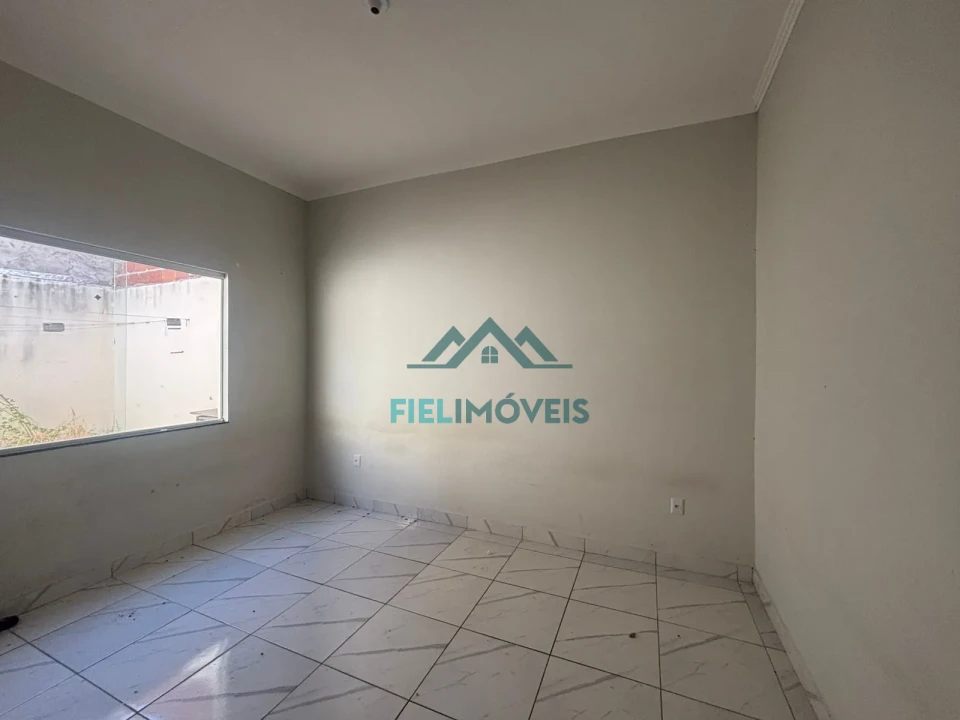 CASA COM 3 QUARTOS E AREA NO FUNDO