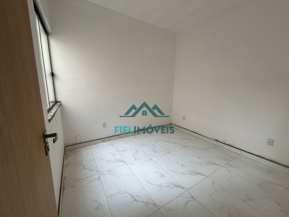 CASA BAIXA COM ÁREA GOUMERT NO INICIO DO JARDIM DO TREVO