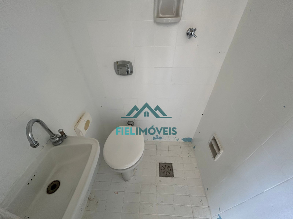 Apartamento espaçoso na ilha, com; suíte (com hidromassagem), 2 quartos (com armários), sala 2 ambientes, cozinha, 2 banheiros, area de serviço,