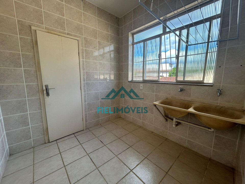 Apartamento espaçoso na ilha, com; suíte (com hidromassagem), 2 quartos (com armários), sala 2 ambientes, cozinha, 2 banheiros, area de serviço,