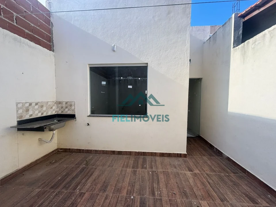 CASA COM 3 QUARTOS E AREA NO FUNDO