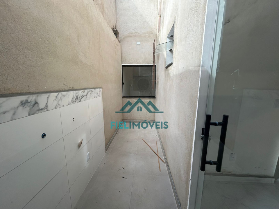 CASA BAIXA COM ÁREA GOUMERT NO INICIO DO JARDIM DO TREVO