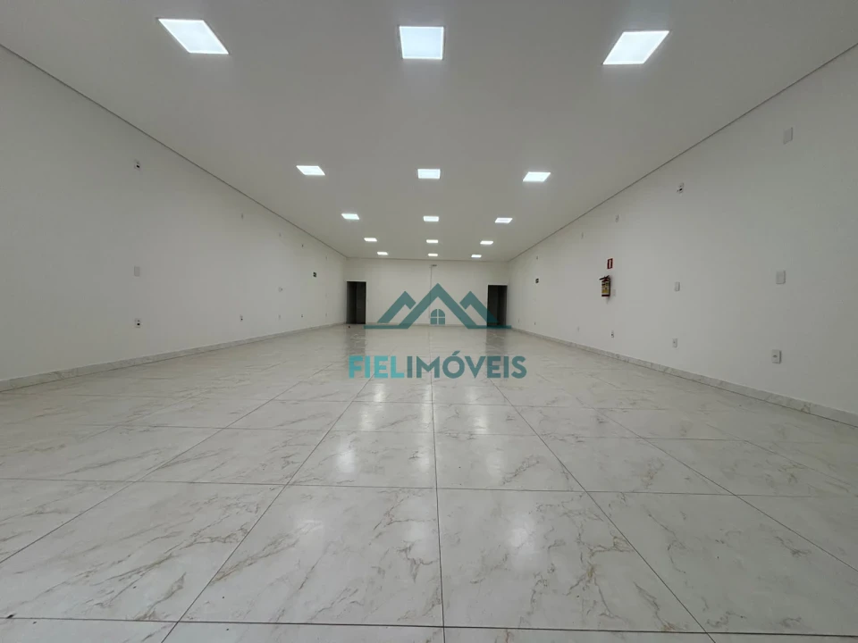 SALA AMPLA MUITO BEM LOCALIZADA NO KENNEDY