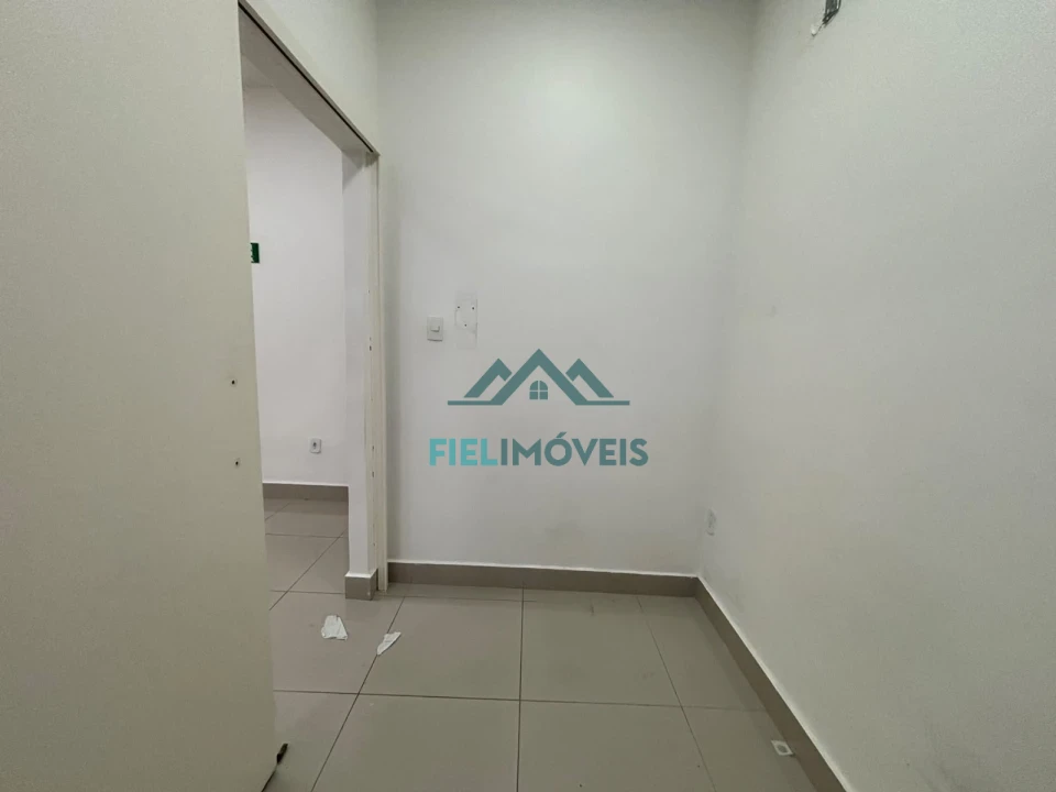 LOJA COMERCIAL BEM LOCALIZADA NA AV JK