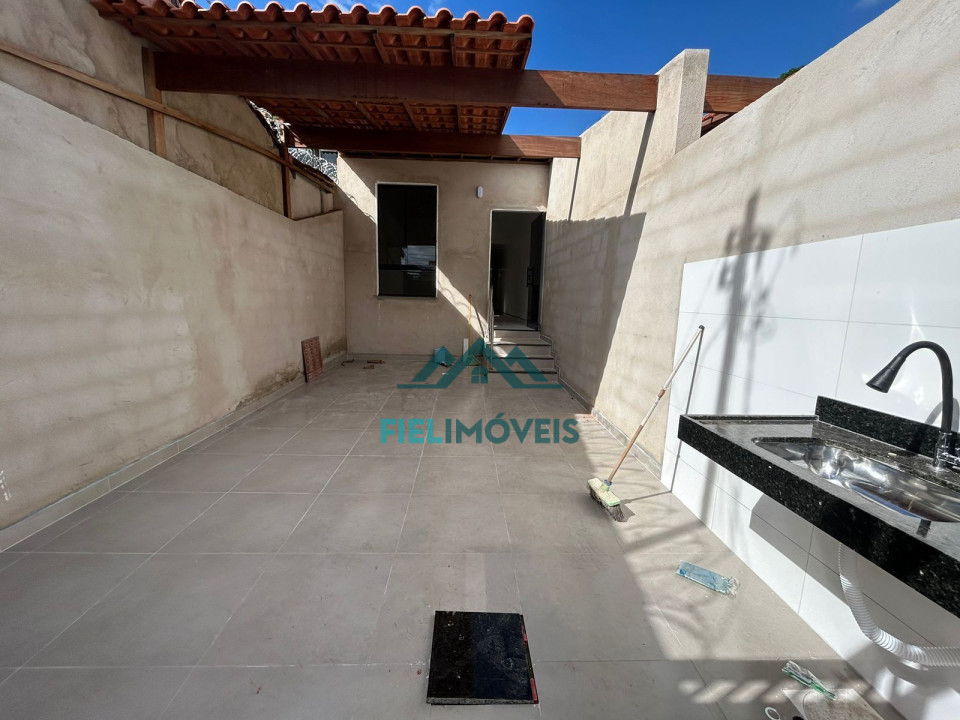 CASA BAIXA COM ÁREA GOUMERT NO INICIO DO JARDIM DO TREVO