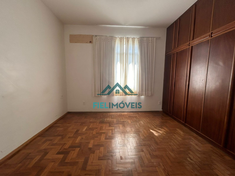 Apartamento espaçoso na ilha, com; suíte (com hidromassagem), 2 quartos (com armários), sala 2 ambientes, cozinha, 2 banheiros, area de serviço,