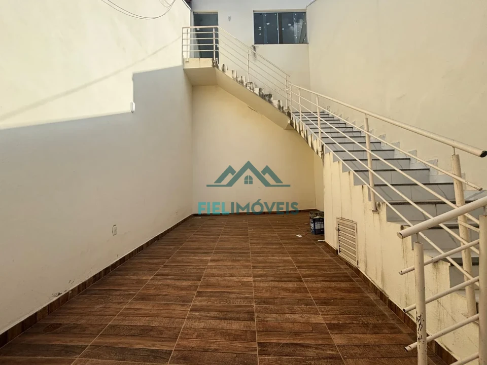 CASA COM 3 QUARTOS E AREA NO FUNDO