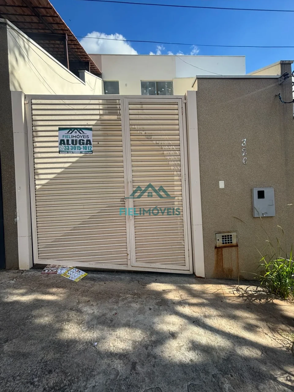 CASA COM 3 QUARTOS E AREA NO FUNDO