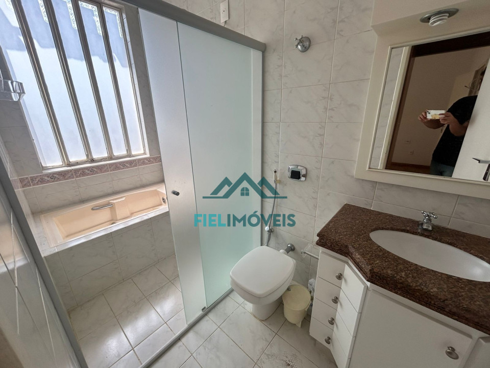 Apartamento espaçoso na ilha, com; suíte (com hidromassagem), 2 quartos (com armários), sala 2 ambientes, cozinha, 2 banheiros, area de serviço,