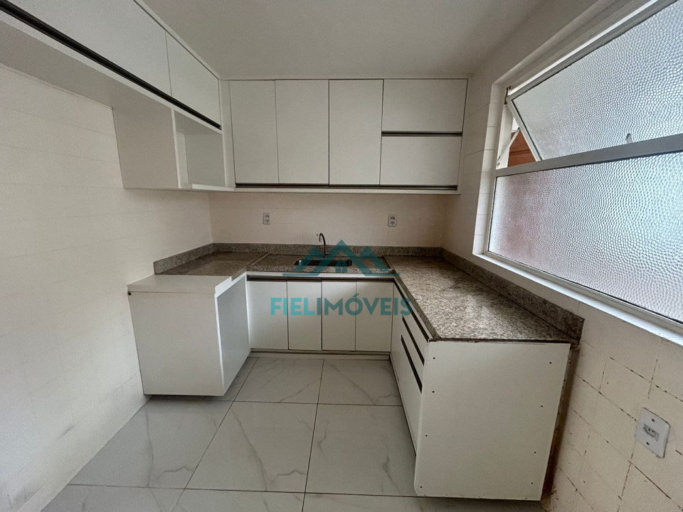 APARTAMENTO ESPAÇOSO NA AVENIDA BRASIL COM EXCELENTE LOCALIZAÇÃO