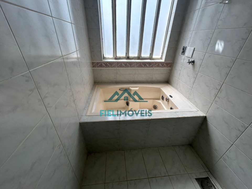 Apartamento espaçoso na ilha, com; suíte (com hidromassagem), 2 quartos (com armários), sala 2 ambientes, cozinha, 2 banheiros, area de serviço,