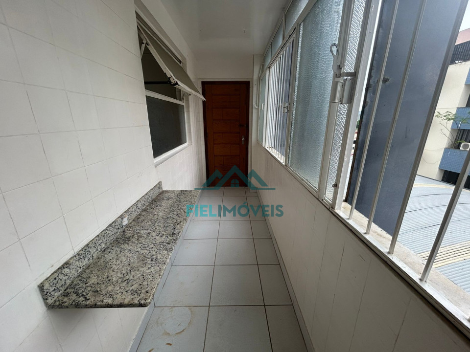 APARTAMENTO ESPAÇOSO NA AVENIDA BRASIL COM EXCELENTE LOCALIZAÇÃO