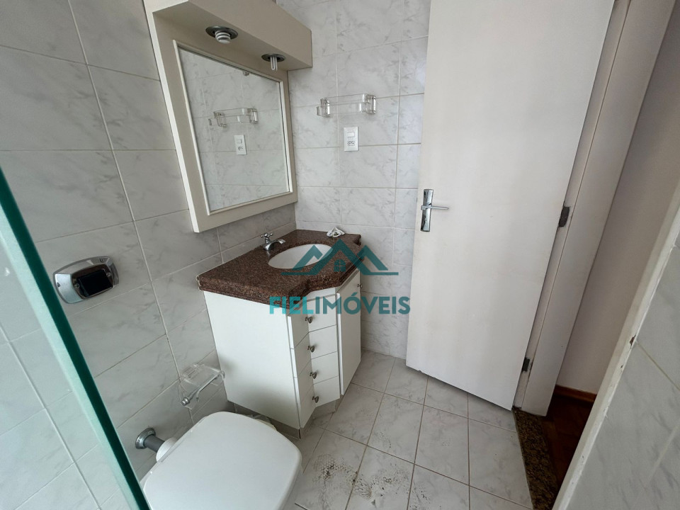 Apartamento espaçoso na ilha, com; suíte (com hidromassagem), 2 quartos (com armários), sala 2 ambientes, cozinha, 2 banheiros, area de serviço,
