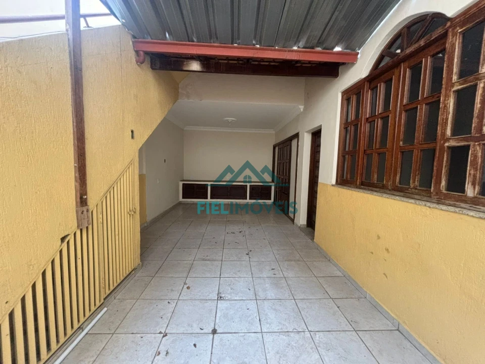 CASA PARA PONTO COMERCIAL LOCALIZADA NO CENTRO