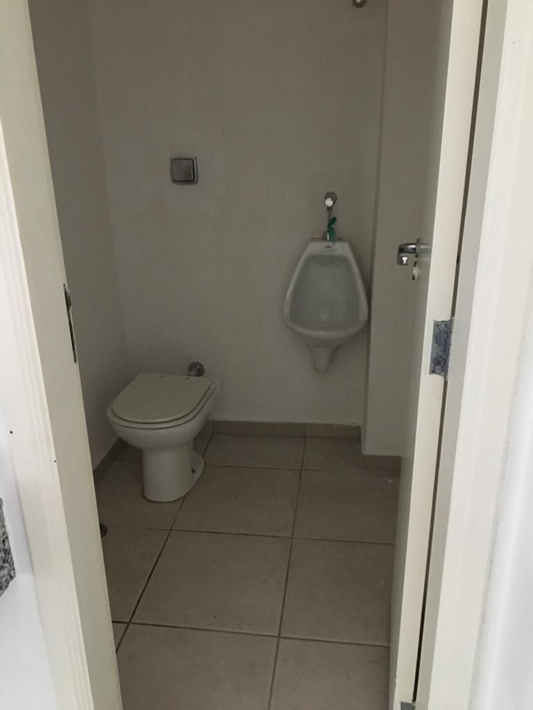 Barracão para locação, Av. Maringá, 814m² úteis, 14 garagens, frente vidro, Londrina-PR