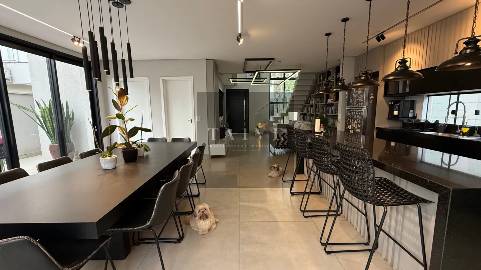 Sobrado à venda, 4 quartos sendo 3 suites, 250 m², Royal Maison, Londrina, PR