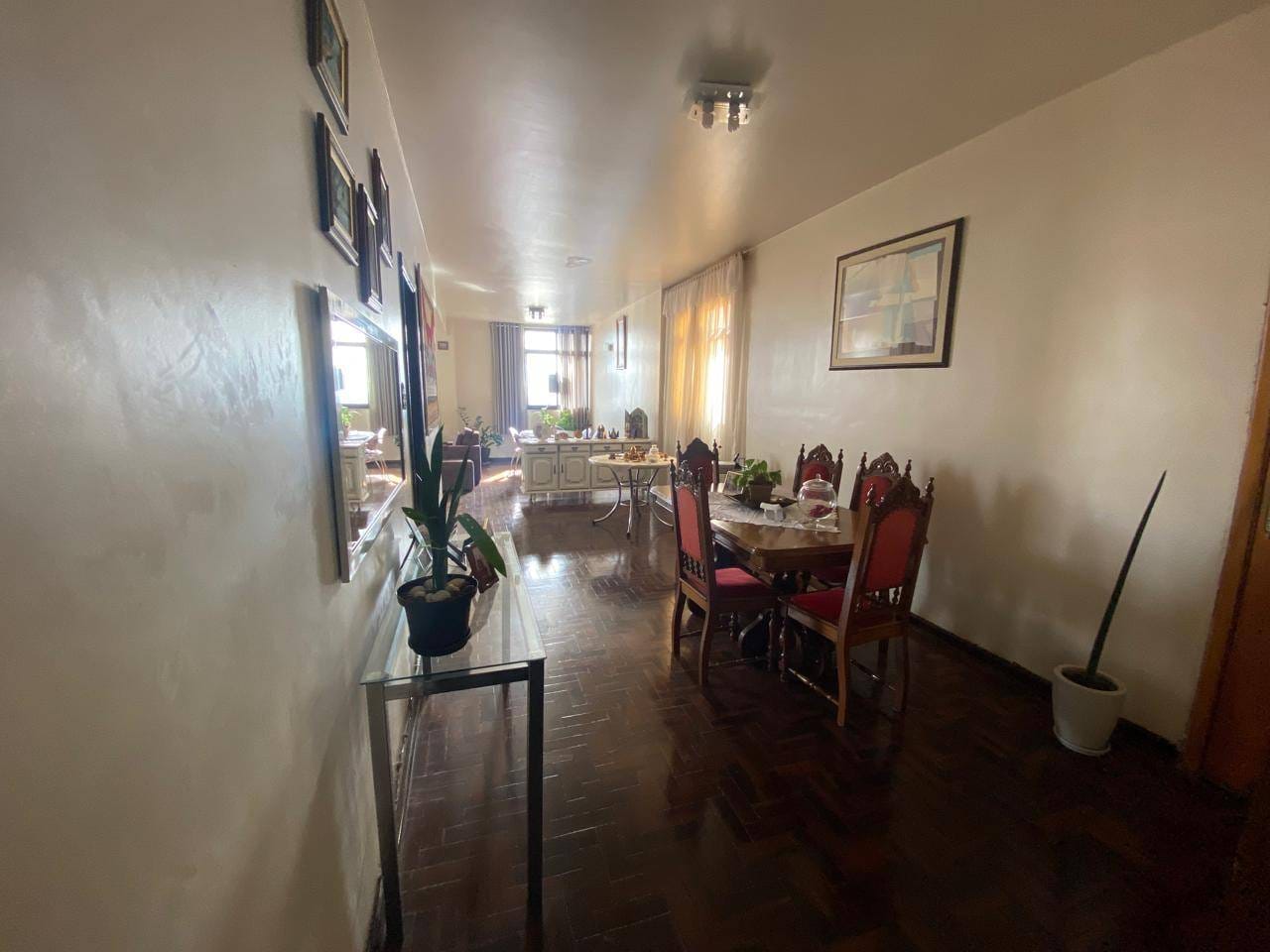 Apartamento à venda, 160 m²  úteis, 4 quartos sendo 1 suíte,  andar alto no Edifício Centro Comercial- Centro, Londrina, PR
