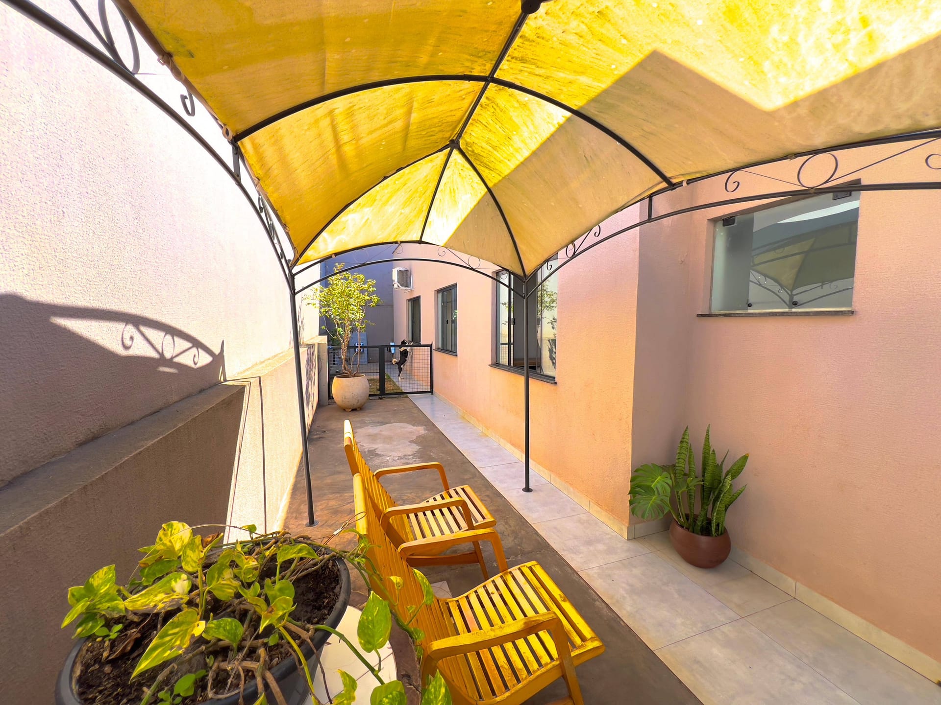 Casa à venda, Bairro Monte Carlo, Pé Direito Alto, 3 quartos sendo 1 Suite, Proximo ao Aeroporto, Londrina PR