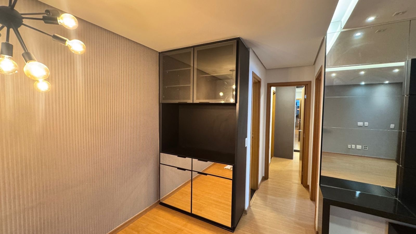 Apartamento para venda, Edifício Liberty Towers,  77m² úteis, 2 quartos sendo 1 suíte, andar alto, com planejados -  Santa Rosa, Londrina, PR